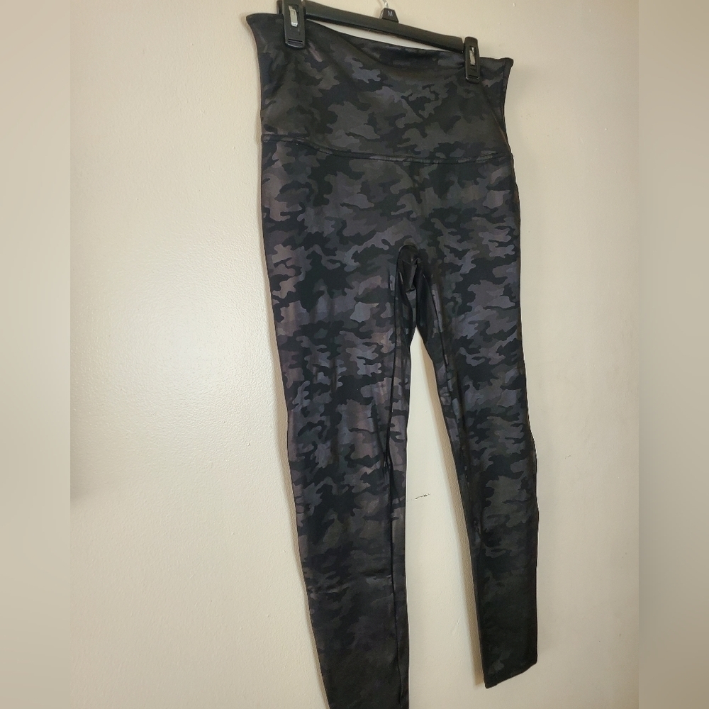 SPANX Black Faux Leather Camo Leggings Size 1X Short - Picture 6 of 16